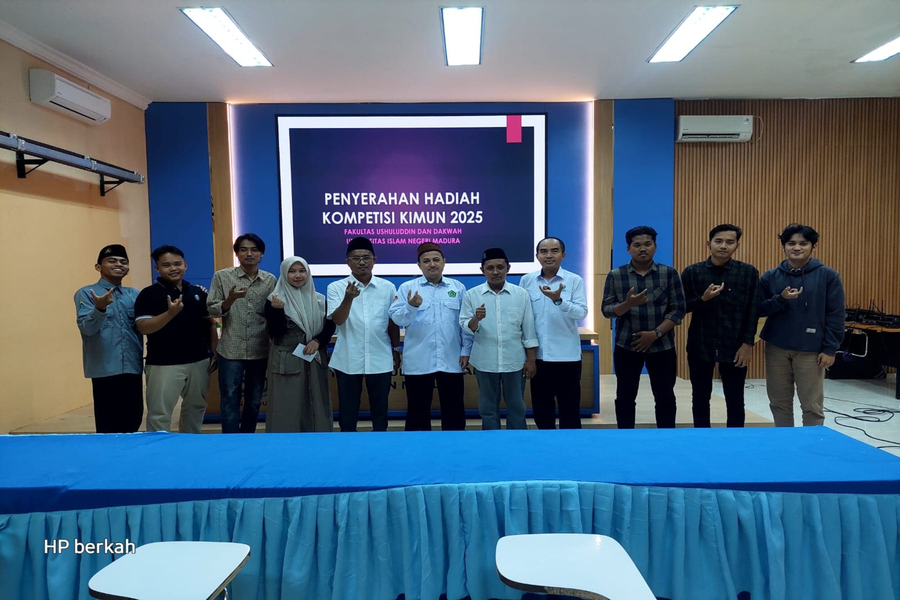 Wakil Dekan Fakultas Ushuluddin dan Dakwah UIN Madura Serahkan Hadiah kepada Pemenang KIMUN 2025